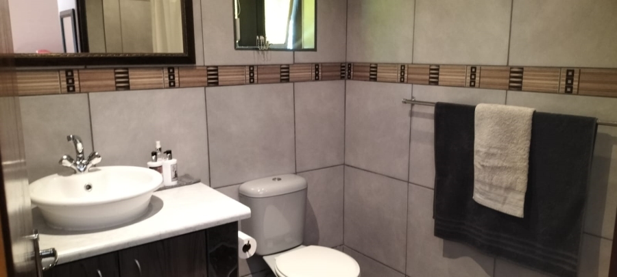 5 Bedroom Property for Sale in Langenhovenpark Free State